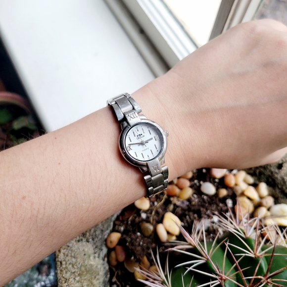 Vintage Nexus Quartz Silver Classic Roman Numerals Watch - Picture 3 of 8